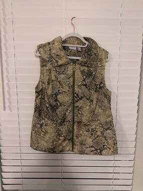 Chicos Zenergy Zip Vest, Green Snake Skin in Size 2